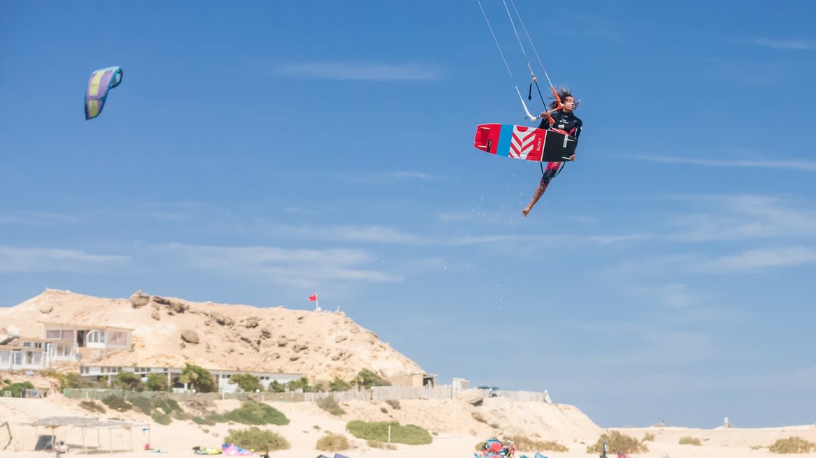 Dakhla: Sprungübungen in der Lagune der Kite- und Wingsurf Station Dakhla: Sprungübungen in der Lagune der Kite- und Wingsurf Station