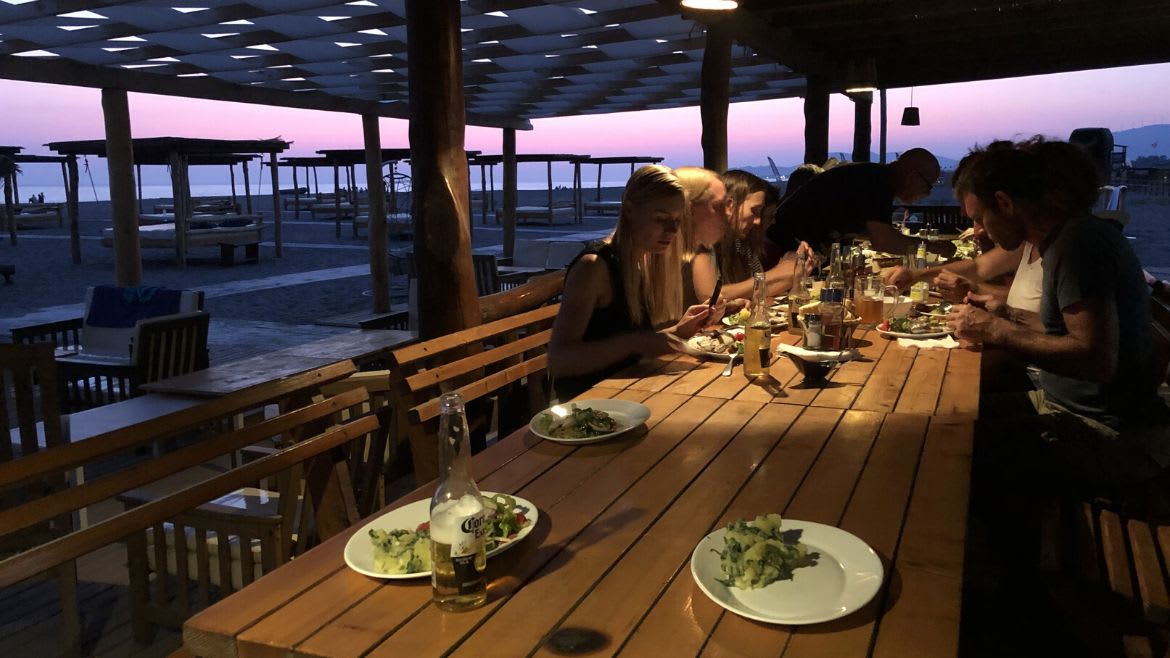 Ulcinj: Gemeisames Essen an der angrenzenden Kite- und Wingsurf Station Ulcinj: Gemeisames Essen an der angrenzenden Kite- und Wingsurf Station