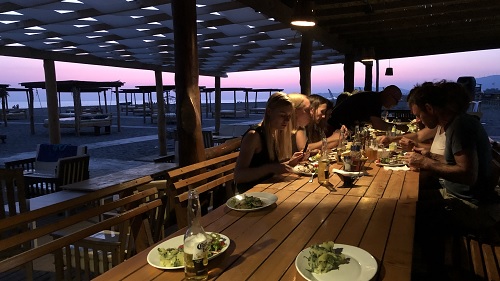 Ulcinj: Es ist auch möglich, sich etwas an der Kitesurfstation zu bestellen. Ulcinj: Es ist auch möglich, sich etwas an der Kitesurfstation zu bestellen.