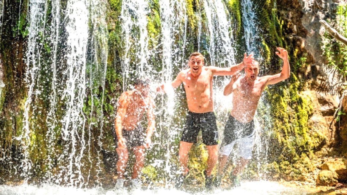 Ulcinj: Abkühlung an einem Wasserfall in der Nähe von Ulcinj