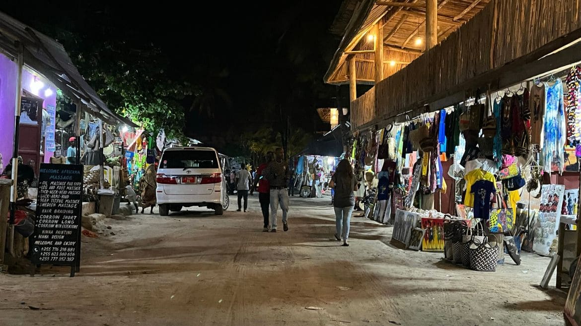 Am Abend durch die Gassen schlendern Am Abend durch die Gassen schlendern