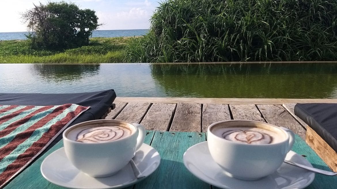 Kappalady: Am Morgen den Kaffee am Infinity-Pool genießen Kappalady: Am Morgen den Kaffee am Infinity-Pool genießen