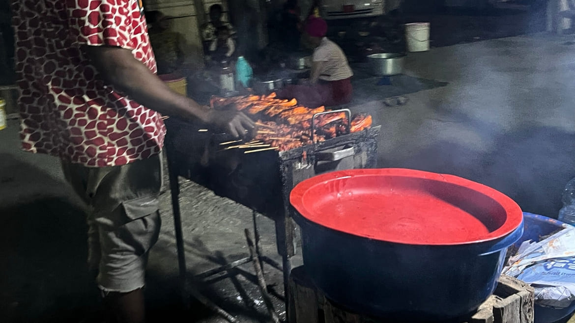 An den Straßen von Paje findest Du viele kleine Leckereien An den Straßen von Paje findest Du viele kleine Leckereien