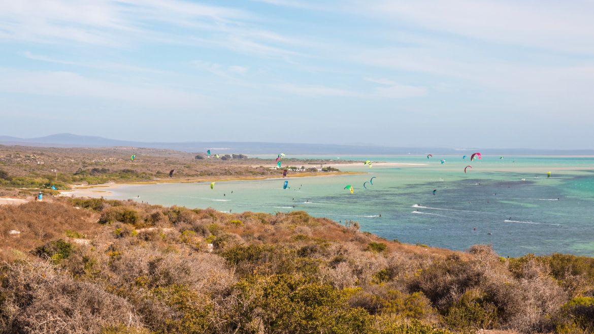 Langebaan: Atemberaubende Wasserfarben in der Sharks Bay Langebaan: Atemberaubende Wasserfarben in der Sharks Bay