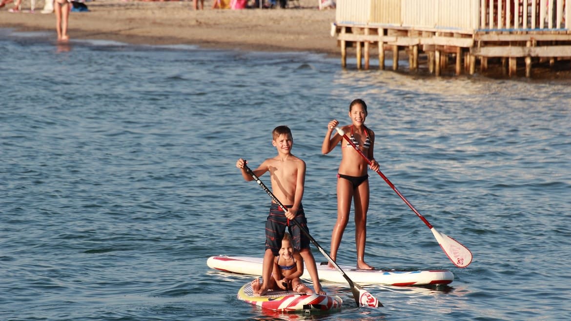 Marsala: Auch Kinder haben auf dem SUP Freude Marsala: Auch Kinder haben auf dem SUP Freude