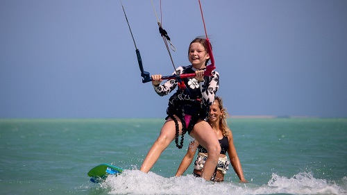 Hamata: Auch Kinder kommen an der Kitesurfstation auf ihre Kosten.