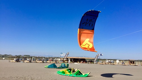 Ulcinj: Kiteaufbau am Strand
