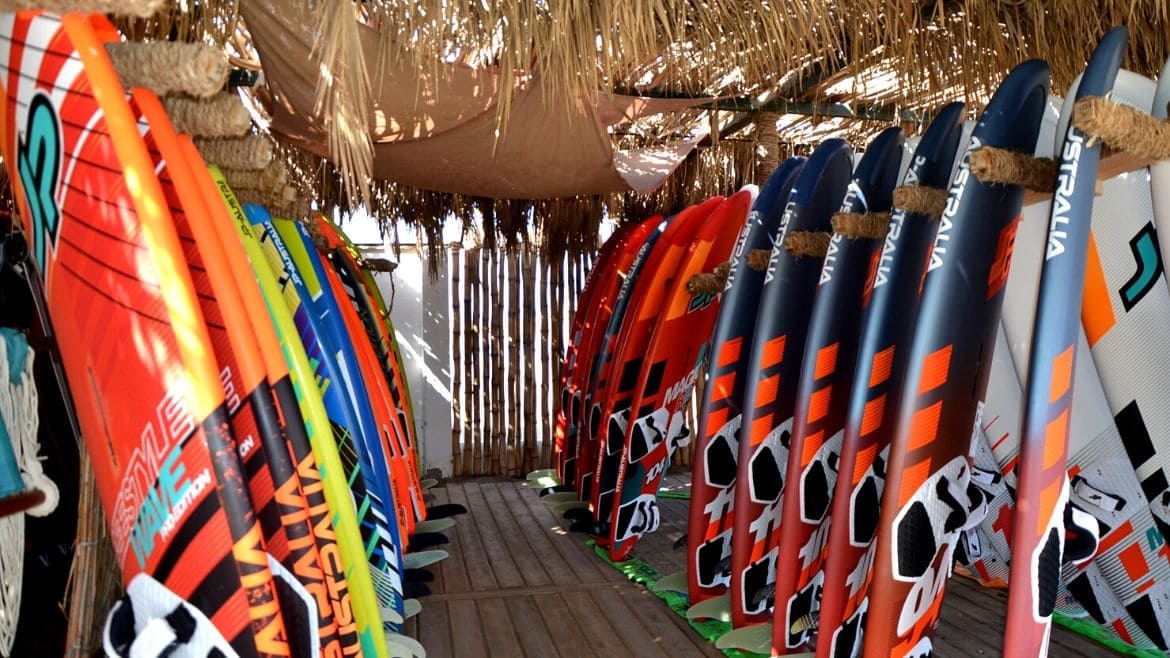 El Naaba: Ausreichend Material an der Kite- und Wing/Windsurf Station