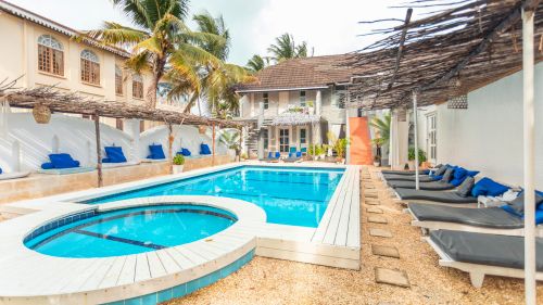 Sansibar: Ausreichend Platz am Pool Sansibar: Ausreichend Platz am Pool