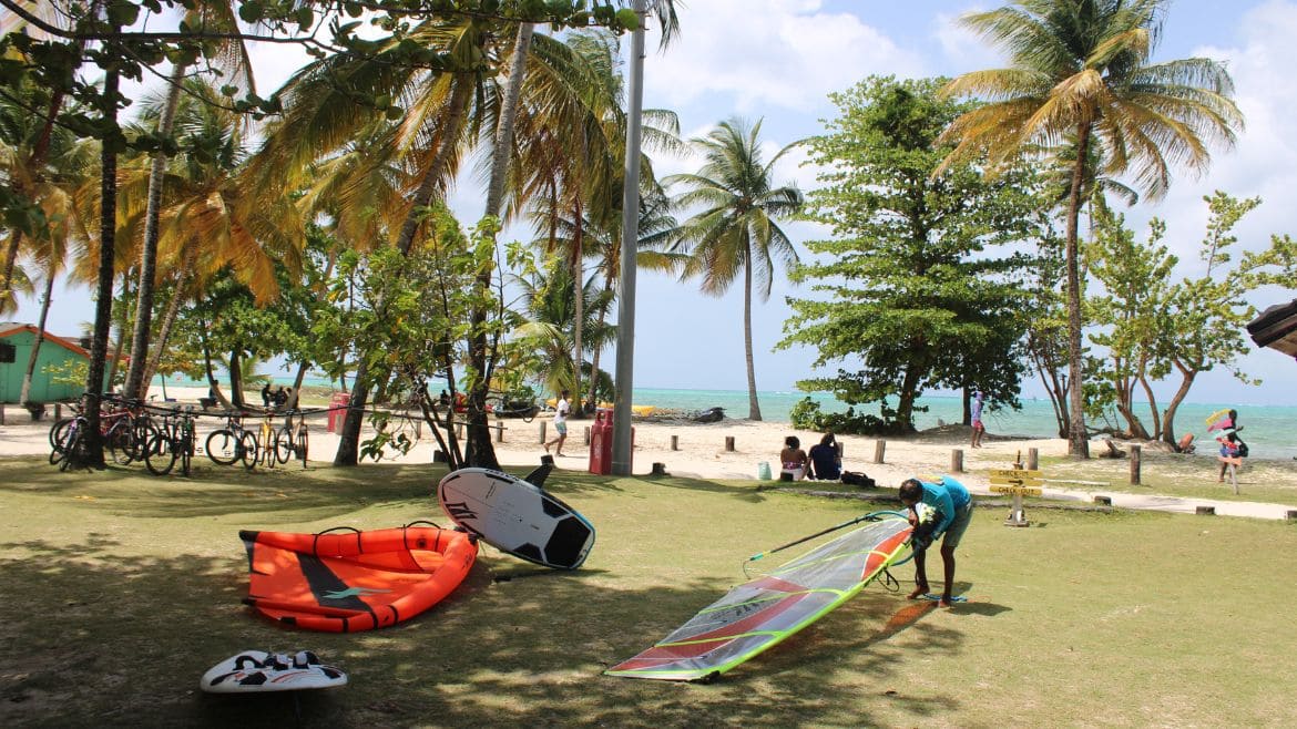 Tobago: Ausreichend Platz für den Aufbau vor der Station Tobago: Ausreichend Platz für den Aufbau vor der Station