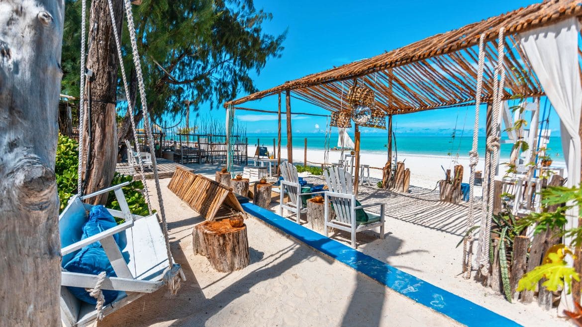 Sansibar: Die Beachbar bietet tolle Sitzmöglichkeiten, um die tollen Wasserfarben zu genießen Sansibar: Die Beachbar bietet tolle Sitzmöglichkeiten, um die tollen Wasserfarben zu genießen