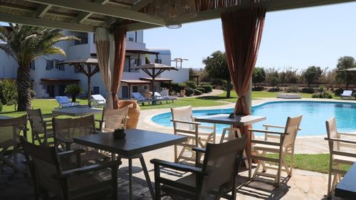 Naxos: Essbereich direkt am Pool Naxos: Essbereich direkt am Pool