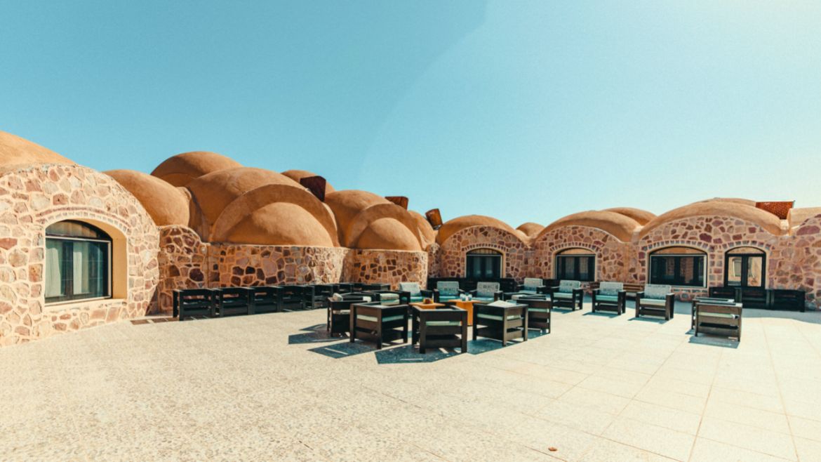 Hamata: Außensitzbereich im Kite Hotel