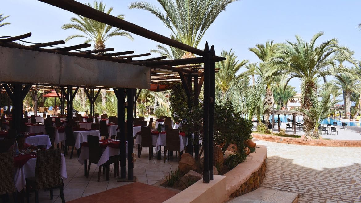 Zarzis: Außenterrasse direkt neben der Poollandschaft