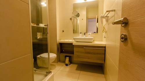 Ulcinj: Badezimmer im Doppelzimmer Ulcinj: Badezimmer im Doppelzimmer