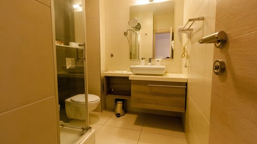 Ulcinj: Badezimmer im Doppelzimmer Ulcinj: Badezimmer im Doppelzimmer