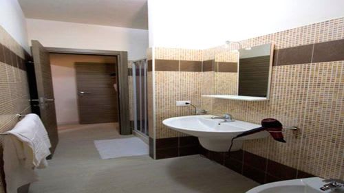 Marsala: Badezimmer im Standardzimmer Marsala: Badezimmer im Standardzimmer