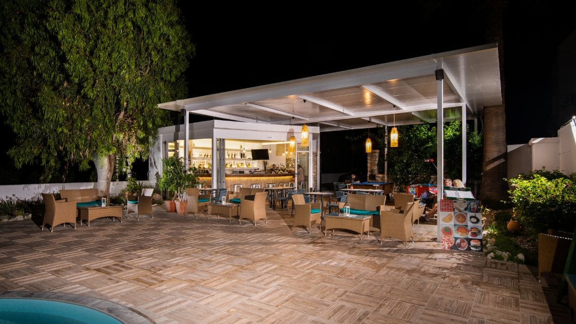 Rhodos Theologos: Poolbar am Abend Rhodos Theologos: Poolbar am Abend