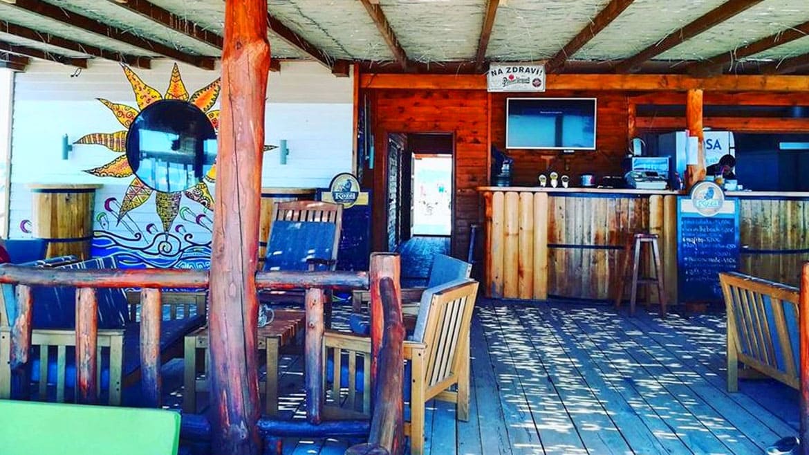 Ulcinj: Innenbereich der Bar an der Kite- und Wingsurf Station
