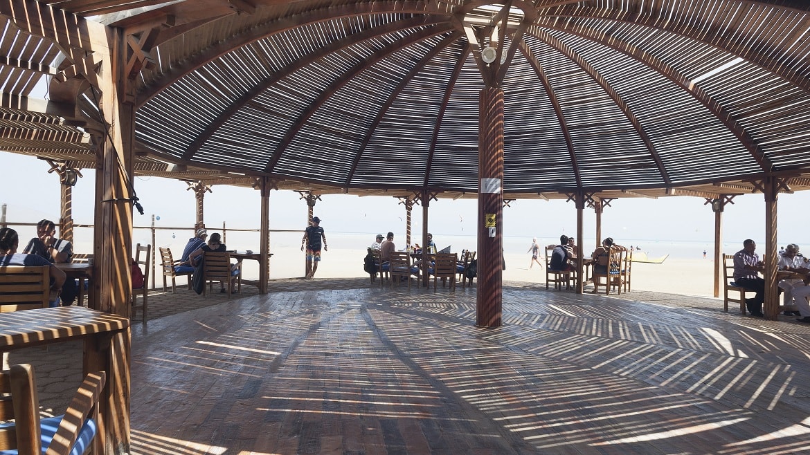 Hamata: Sitzbereich der Bar an der Kitesurfstation. Hamata: Sitzbereich der Bar an der Kitesurfstation.