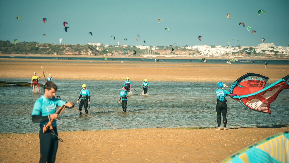 Algarve: Beliebtes Revier für Anfänger- und Aufsteiger im Kitesurfen Algarve: Beliebtes Revier für Anfänger- und Aufsteiger im Kitesurfen