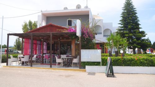 Theologos: Blick auf den Außenbereich des kleinen Restaurants