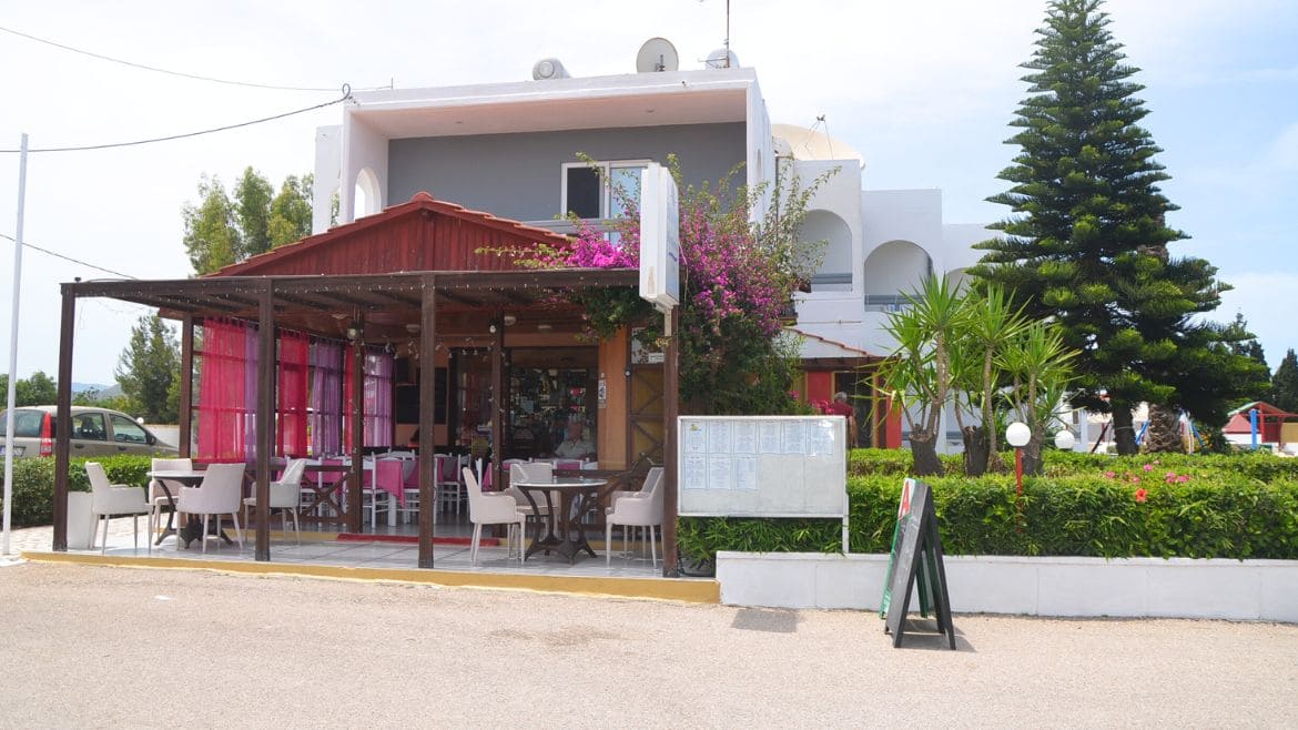 Theologos: Blick auf den Außenbereich der Bar