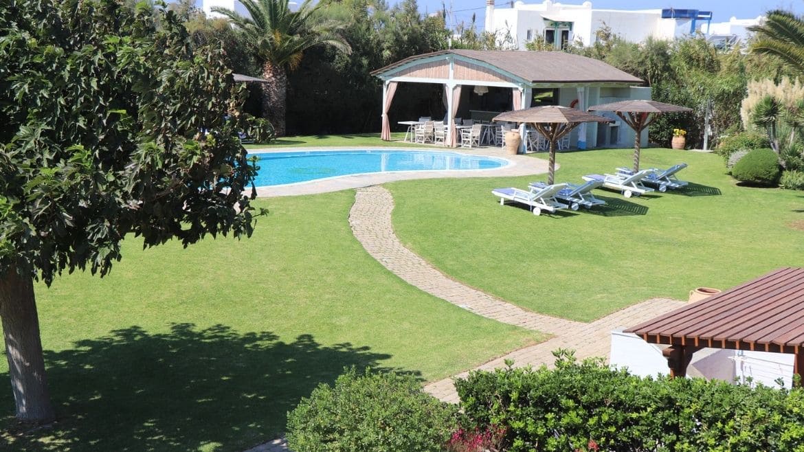 Naxos: Gartenbereich der Surfer Appartments