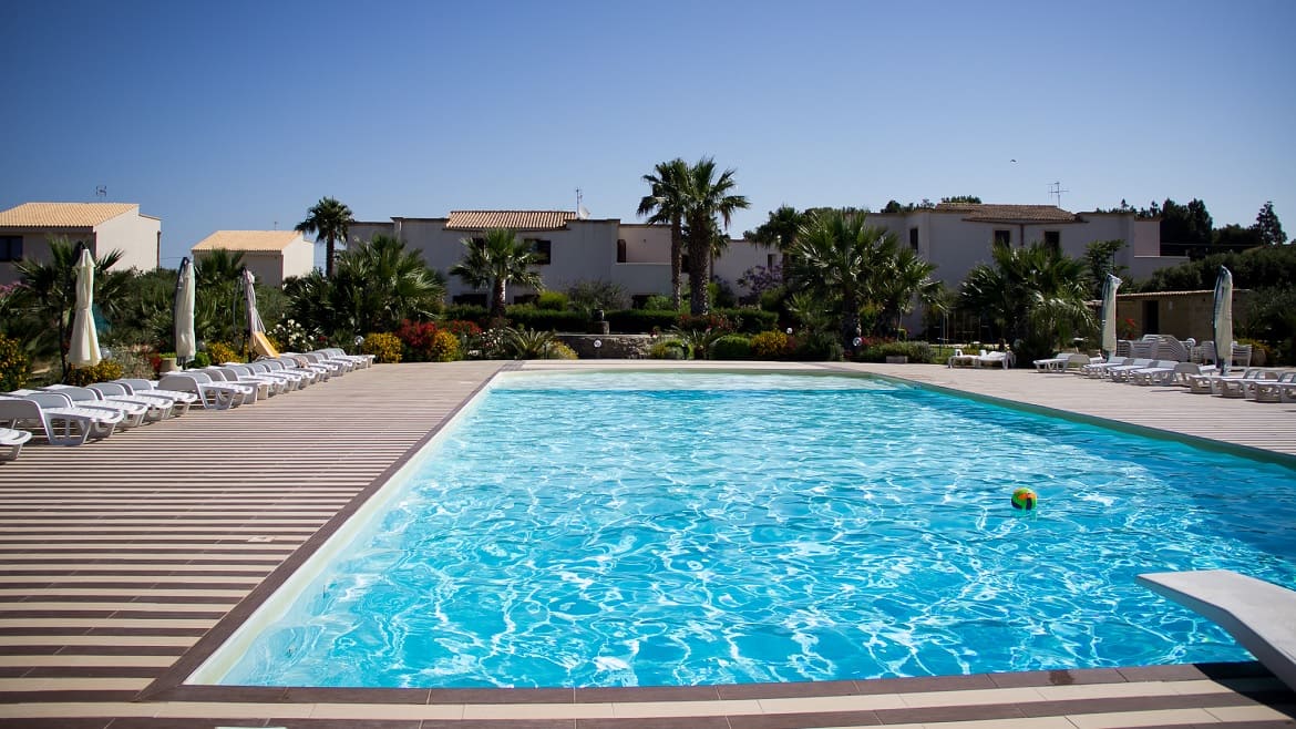 Marsala: Blick auf den Pool der Surfer Appartements Marsala: Blick auf den Pool der Surfer Appartements