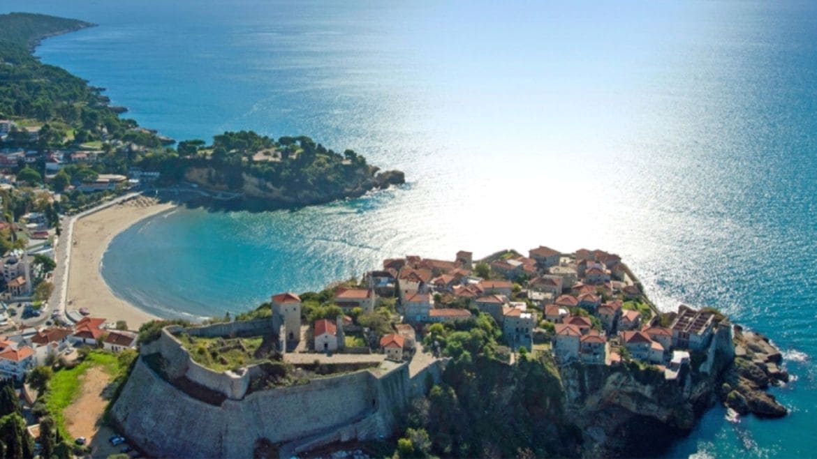 Montenegro: Blick auf die berühmte Altstadt Ulcinj Montenegro: Blick auf die berühmte Altstadt Ulcinj