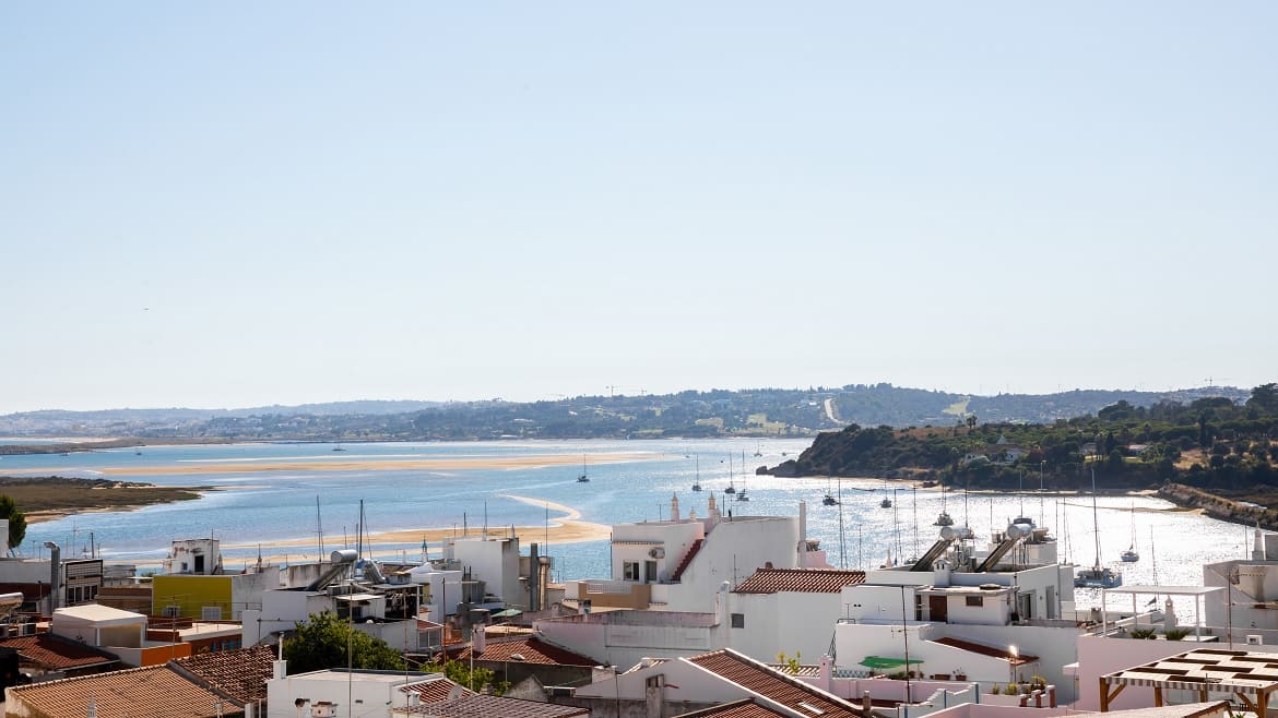 Algarve: Blick auf die Lagune von der Sonnenterrasse des Kitehauses aus Algarve: Blick auf die Lagune von der Sonnenterrasse des Kitehauses aus