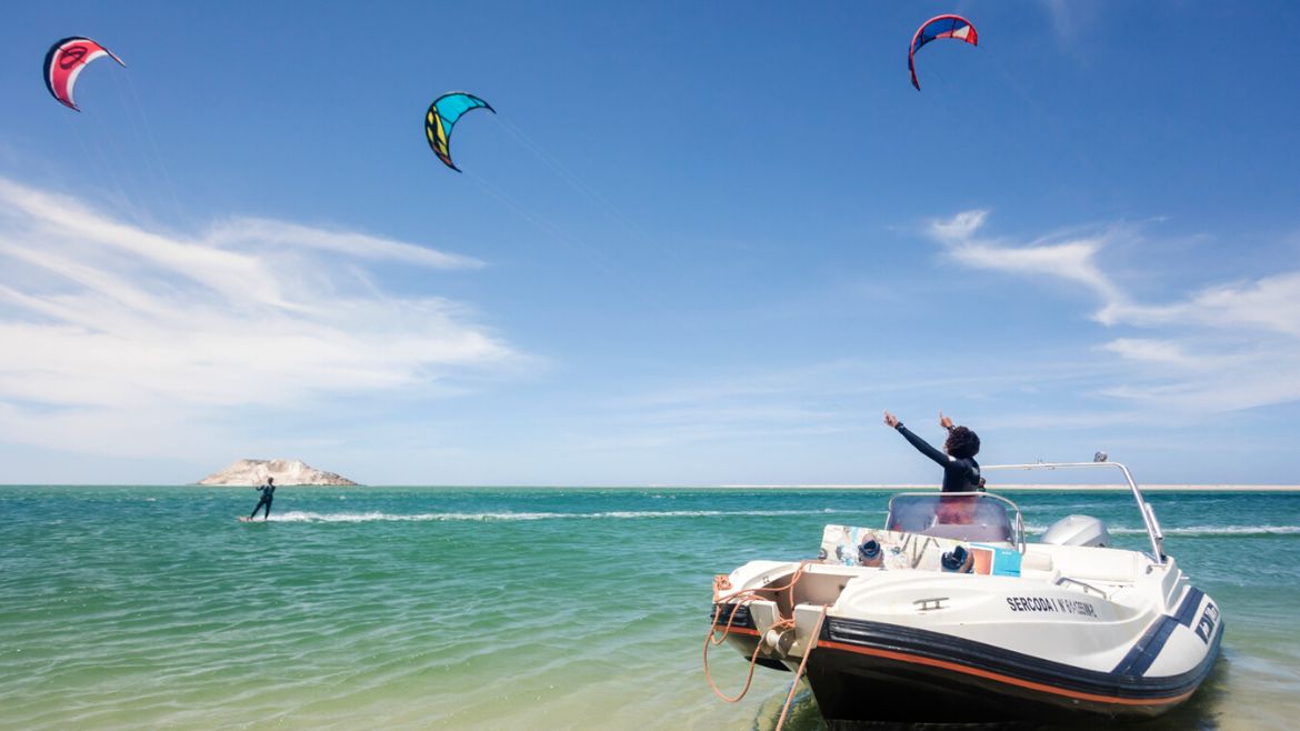 Dakhla: Das Boot in der Lagune von der Kite- und Wingsurf Station 