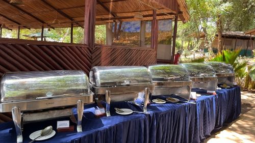 Kenia: Buffet im Außenbereich