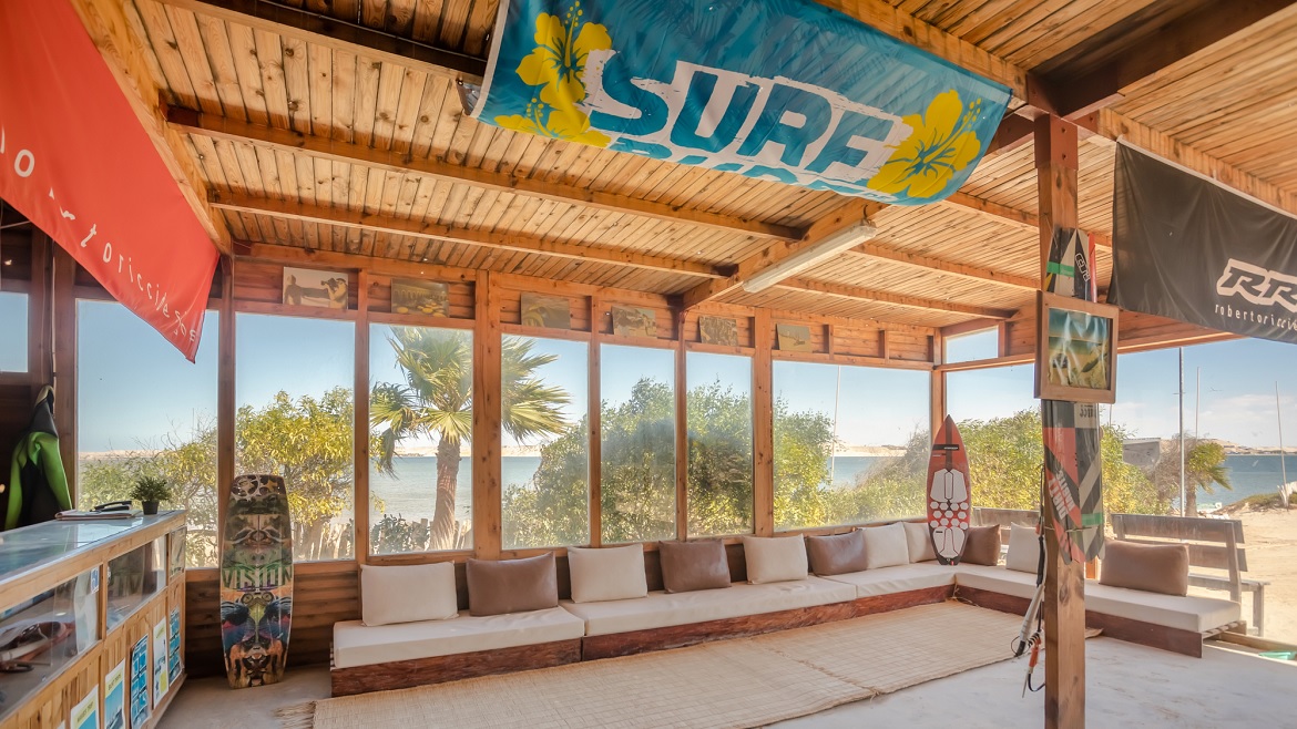 Dakhla: Chillout Area in der Station mit Blick auf die Lagune