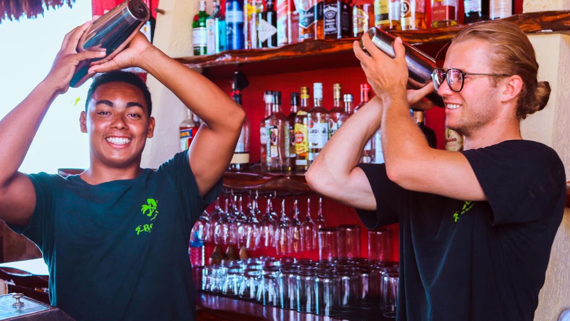 Ilha do Guajirú: Cocktails am Abend direkt an der Bar