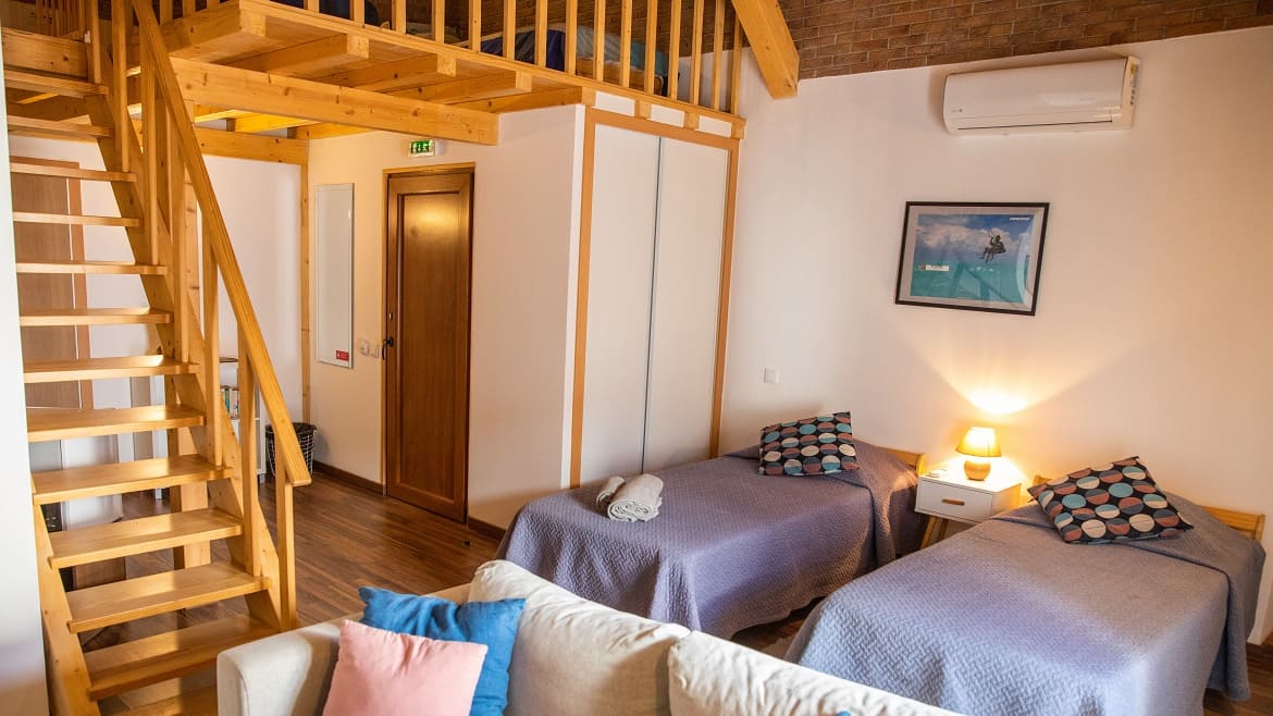 Algarve: Wohn- und Schlafbereich im Familienzimmer