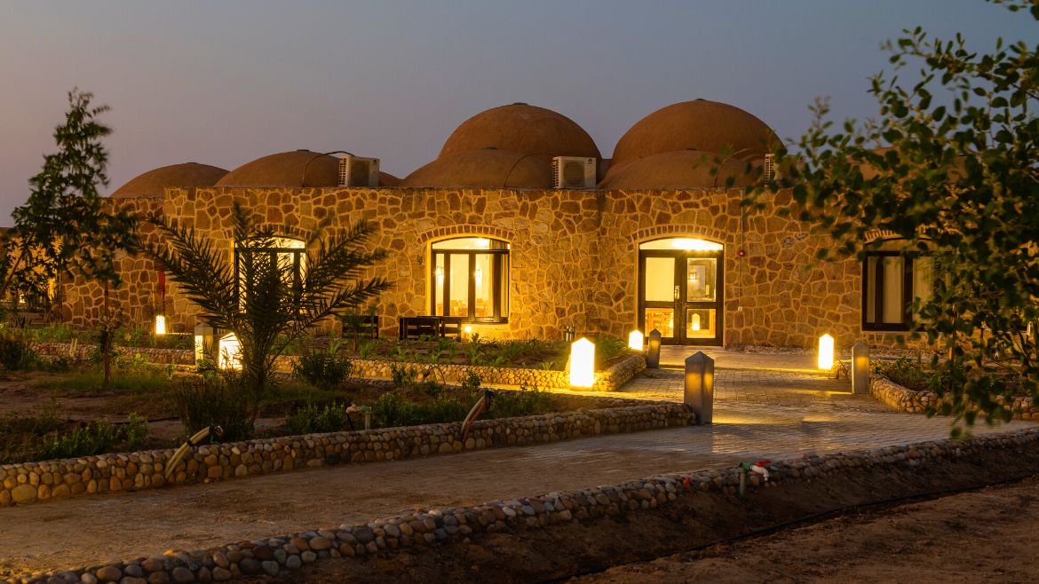 Hamata: Blick auf das Kite Hotel am Abend