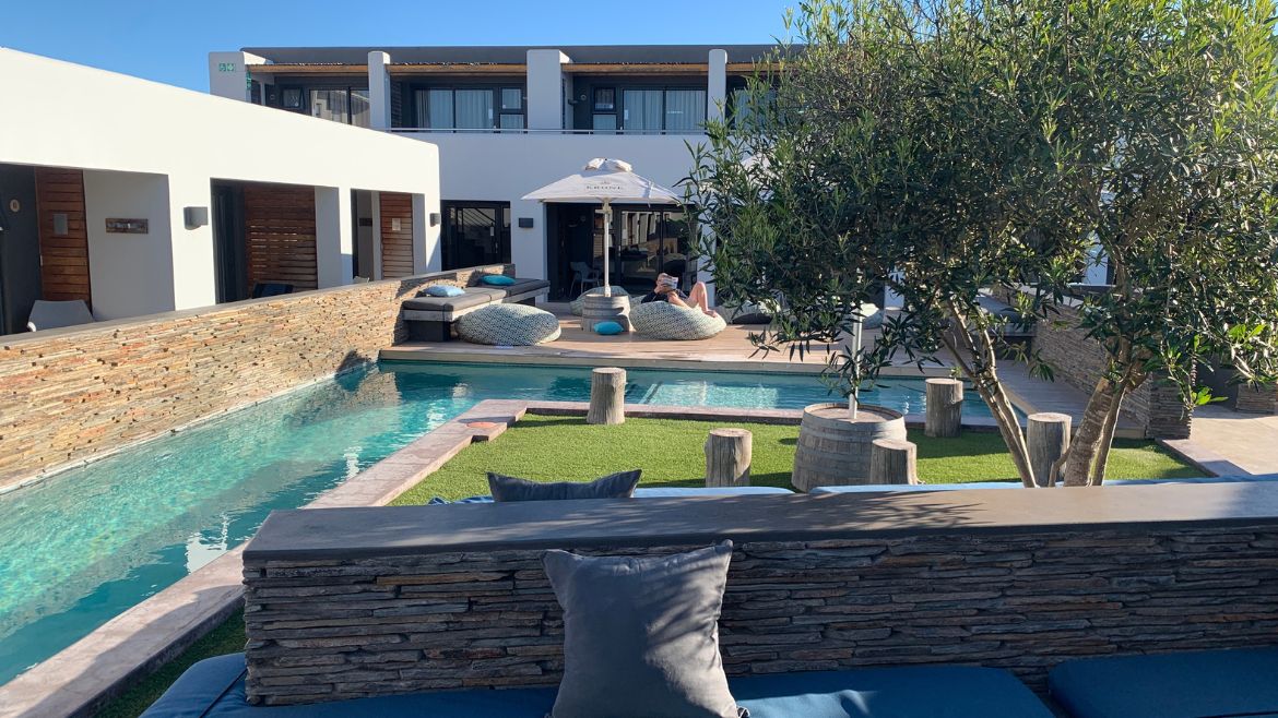 Langebaan: Poolbereich im Kitehotel