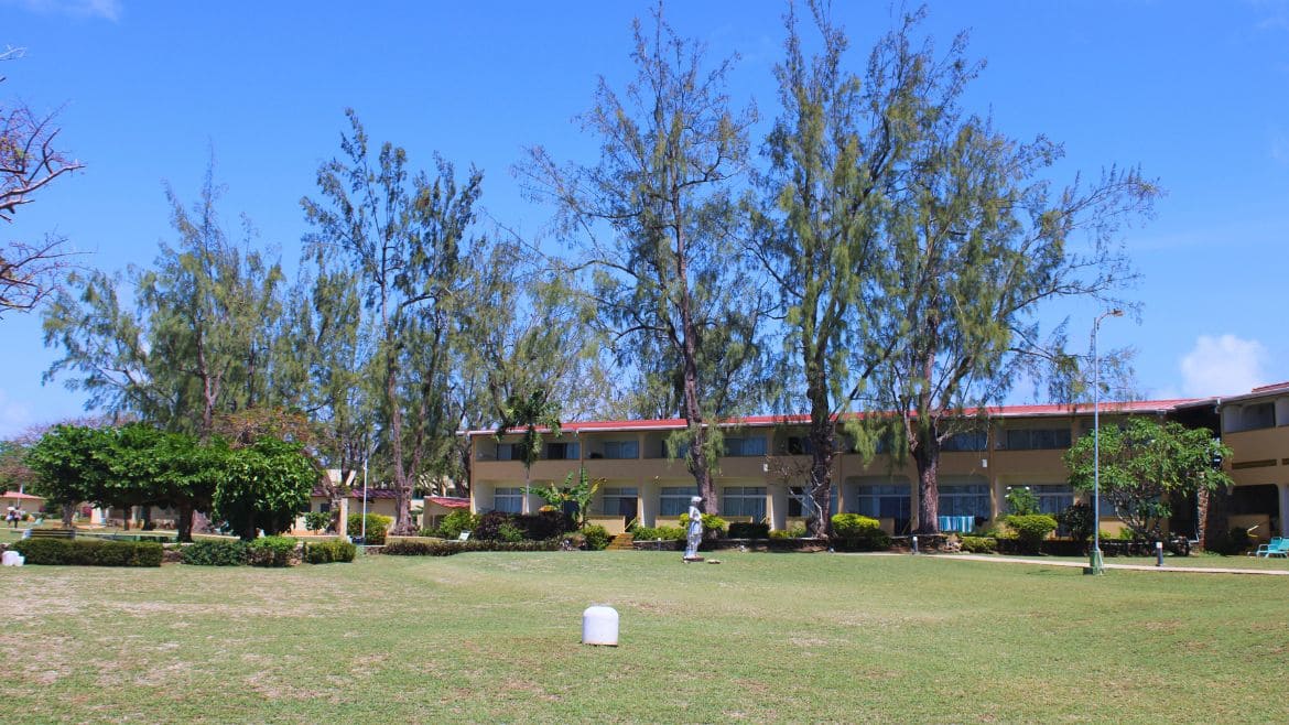 Tobago: Außenbereich des Komforthotel 