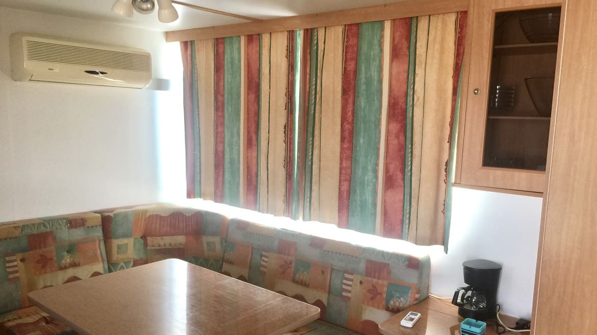 Ulcinj: Ess- und Sitzbereich der Strand Bungalows Ulcinj: Ess- und Sitzbereich der Strand Bungalows