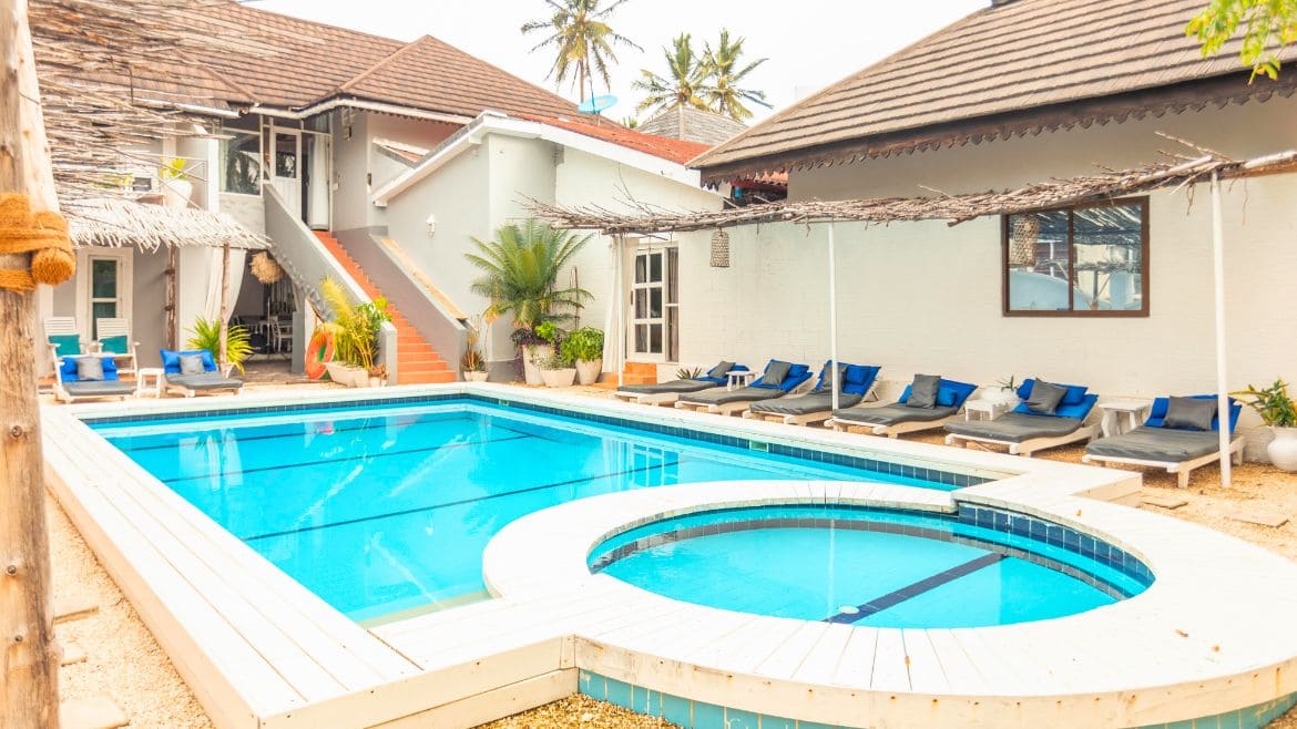 Sansibar: Den Surftag am Pool ausklingen lassen Sansibar: Den Surftag am Pool ausklingen lassen