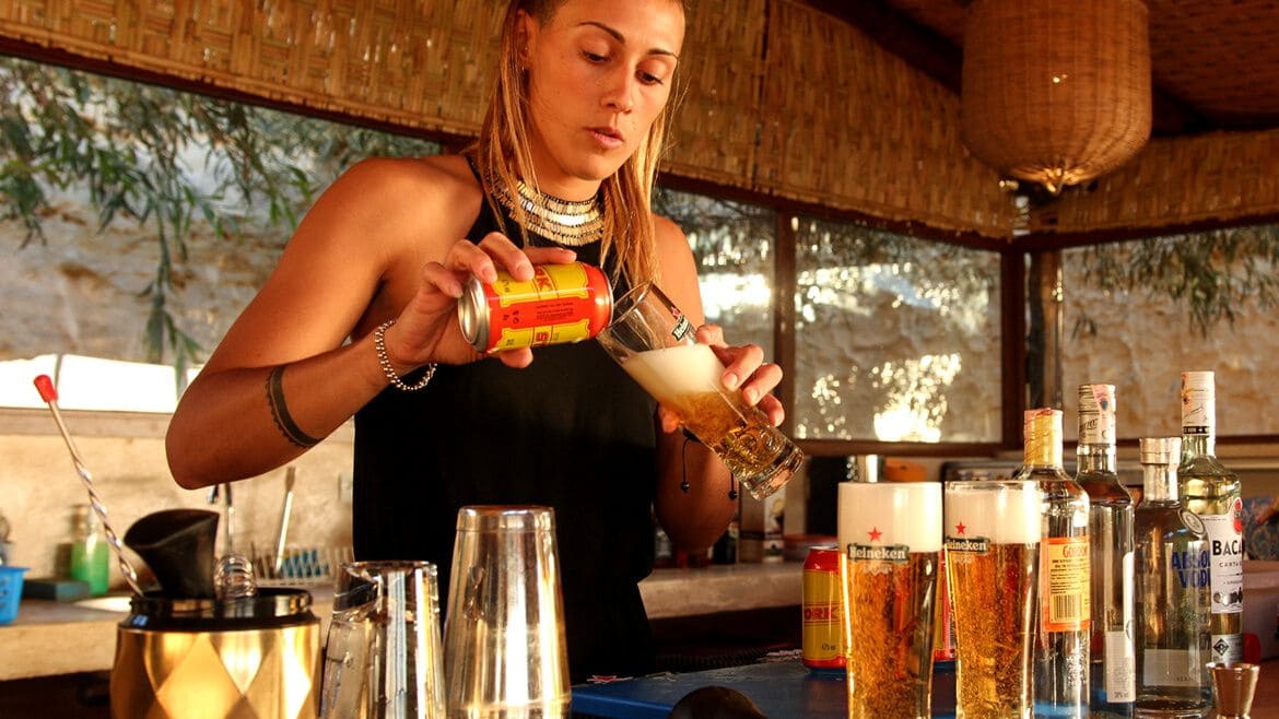 Dakhla: Den Tag in der Bar des Surfhotels ausklingen lassen Dakhla: Den Tag in der Bar des Surfhotels ausklingen lassen