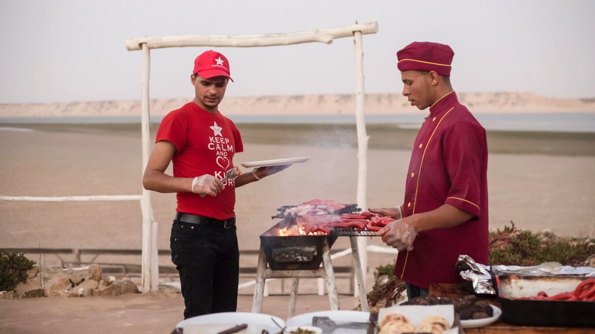 Dakhla: Den Tag mit einem leckeren BBQ im Kite- und Wingsurf Camp ausklingen lassen