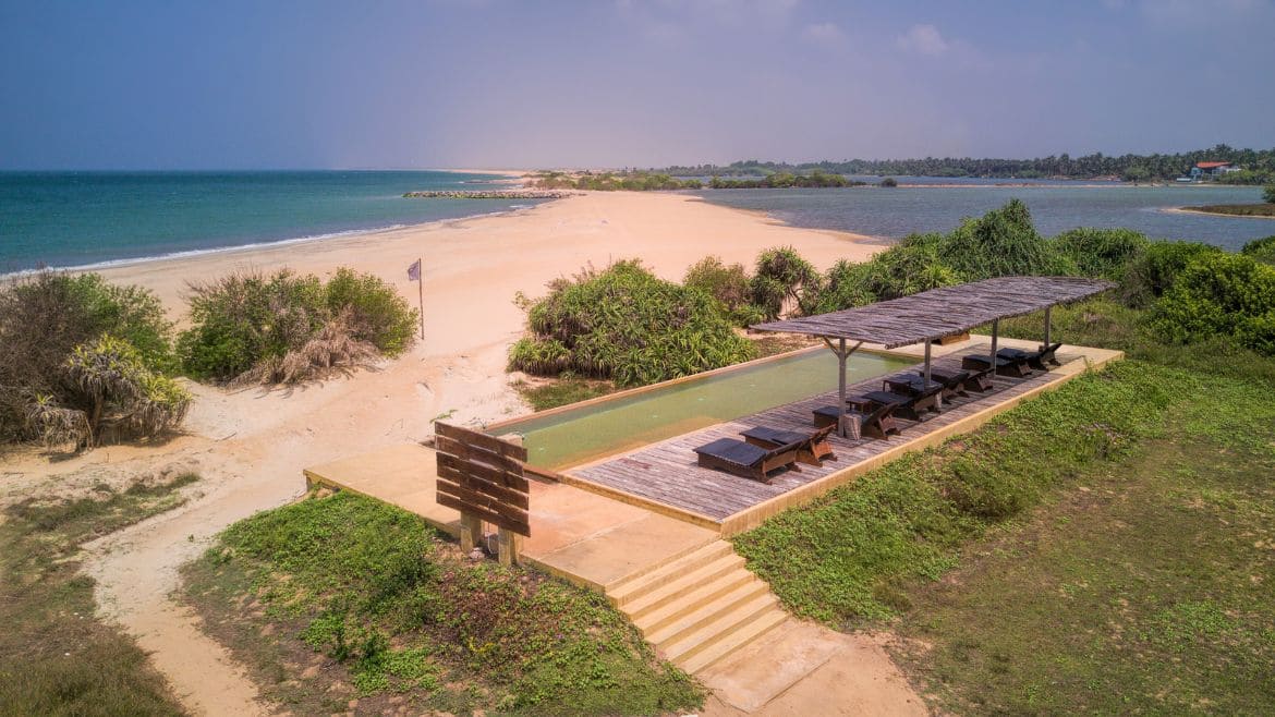 Kappalady: Der Infinity-Pool liegt zwischen dem Indischen Ozean und der Kappalady Lagune Kappalady: Der Infinity-Pool liegt zwischen dem Indischen Ozean und der Kappalady Lagune