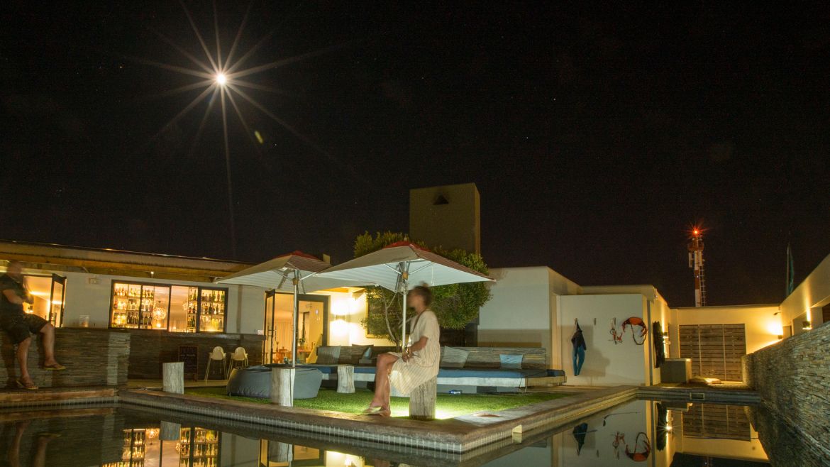 Langebaan: Der Poolbereich am Abend lädt zum Entspannen ein