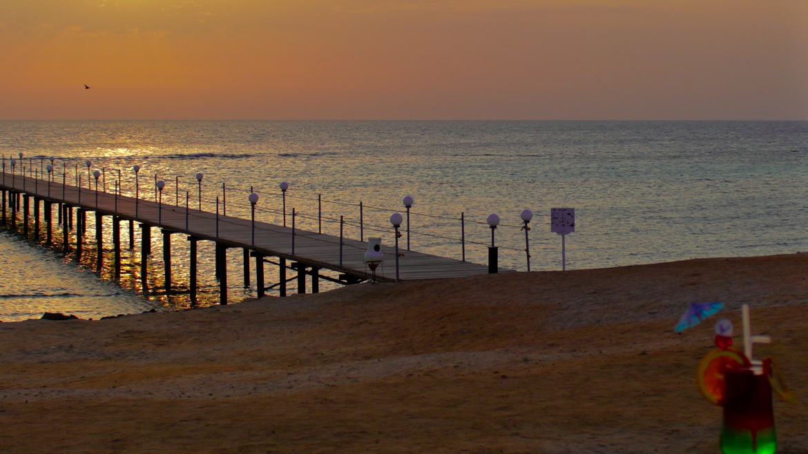 Hamata: Der Steg des Komforthotels über das Korallenriff.