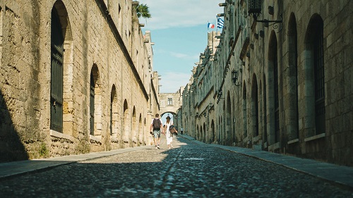 Fanes: Die Altstadt von Rhodos Stadt ist noch gut erhalten und lädt zum Schlendern ein. Fanes: Die Altstadt von Rhodos Stadt ist noch gut erhalten und lädt zum Schlendern ein.