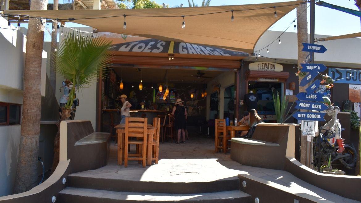 Die Bar des Surfhotels