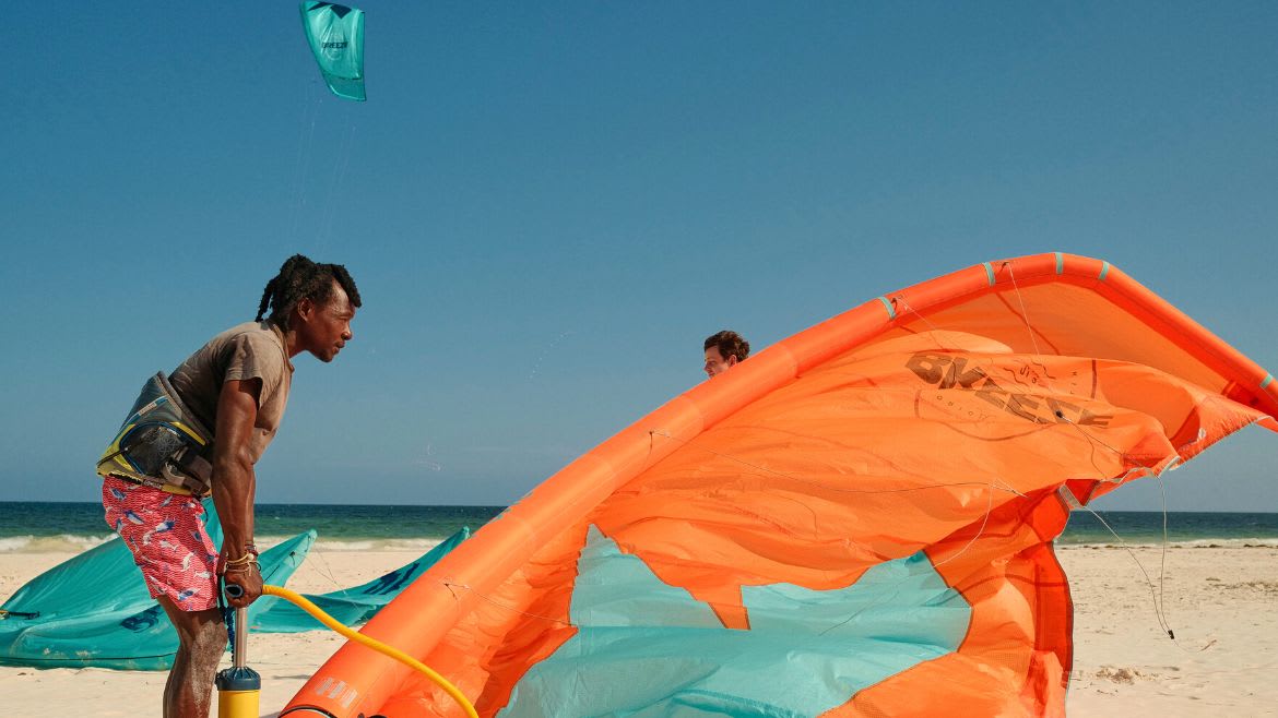 Kilifi: Die Beachboys sind Dir beim Kiteaufbau immer behilflich Kilifi: Die Beachboys sind Dir beim Kiteaufbau immer behilflich