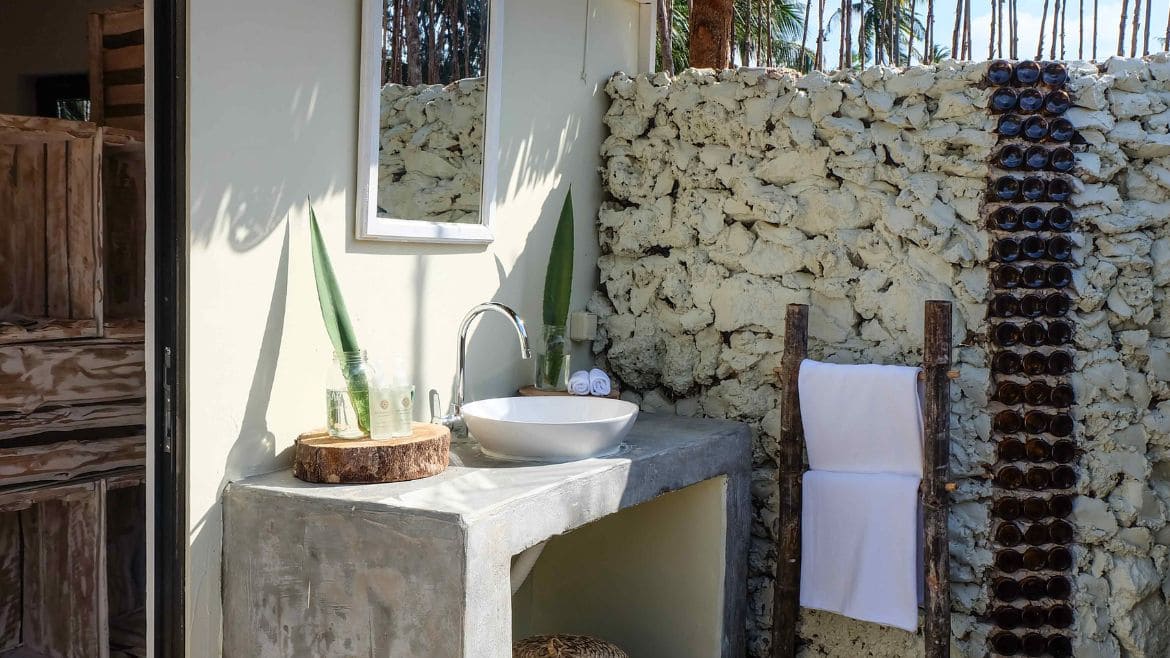 Sansibar: Die Strand Bungalows verfügen über ein Außenbadezimmer Sansibar: Die Strand Bungalows verfügen über ein Außenbadezimmer